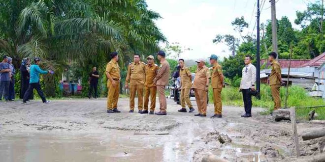 Wabup Muba, Rohman bersama tim meninjau jalan rusak yang menghubungkan Kota Sekayu ke perbatasan Kabupaten Pali. Foto: Kominfo Muba.