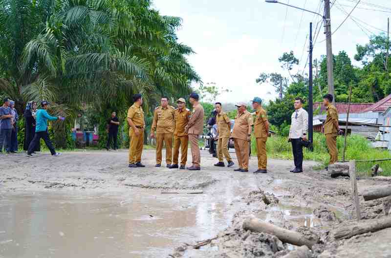 Wabup Muba, Rohman bersama tim meninjau jalan rusak yang menghubungkan Kota Sekayu ke perbatasan Kabupaten Pali. Foto: Kominfo Muba.