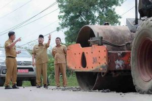 Sekda Muba, Apriyadi meninjau perbaikan jalan Sekayu-Pali yang dilakukan secara gotong royong, Selasa (22/4/2025. Foto: Kominfo Muba.