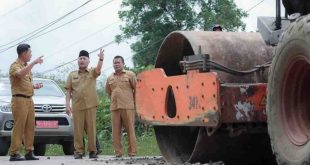 Sekda Muba, Apriyadi meninjau perbaikan jalan Sekayu-Pali yang dilakukan secara gotong royong, Selasa (22/4/2025. Foto: Kominfo Muba.