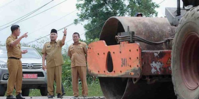 Sekda Muba, Apriyadi meninjau perbaikan jalan Sekayu-Pali yang dilakukan secara gotong royong, Selasa (22/4/2025. Foto: Kominfo Muba.