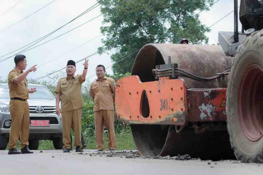 Sekda Muba, Apriyadi meninjau perbaikan jalan Sekayu-Pali yang dilakukan secara gotong royong, Selasa (22/4/2025. Foto: Kominfo Muba.