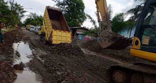 Sejumlah alat berat dikerahkan untuk memperbaiki jalan lintas Sekayu_perbatasan Kabupaten PALI, Kamis (17/4/2025). Foto: Kominfo Muba.