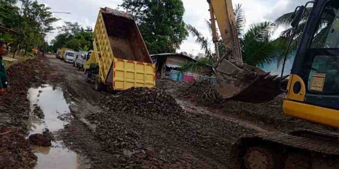Sejumlah alat berat dikerahkan untuk memperbaiki jalan lintas Sekayu_perbatasan Kabupaten PALI, Kamis (17/4/2025). Foto: Kominfo Muba.