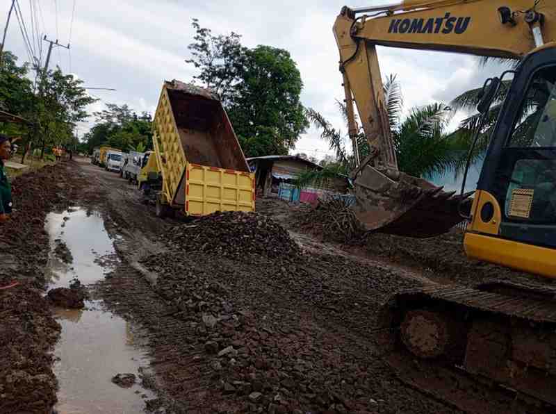 Sejumlah alat berat dikerahkan untuk memperbaiki jalan lintas Sekayu_perbatasan Kabupaten PALI, Kamis (17/4/2025). Foto: Kominfo Muba.