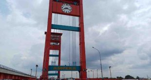 Tampak jam yang menempel di tower Jembatan Ampra tidak berfungsi, Selasa (22/4/2025). Foto: Sumselheadline/Pitria.