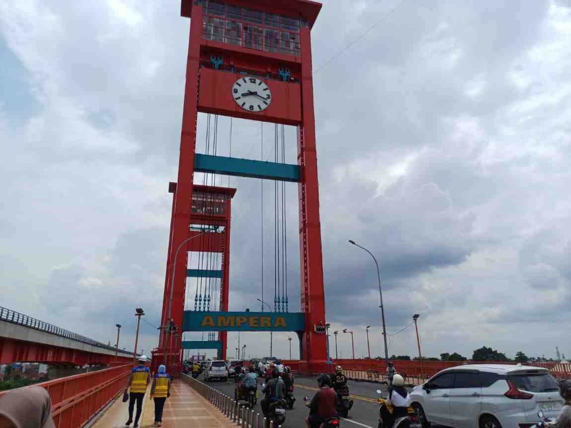 Tampak jam yang menempel di tower Jembatan Ampra tidak berfungsi, Selasa (22/4/2025). Foto: Sumselheadline/Pitria.