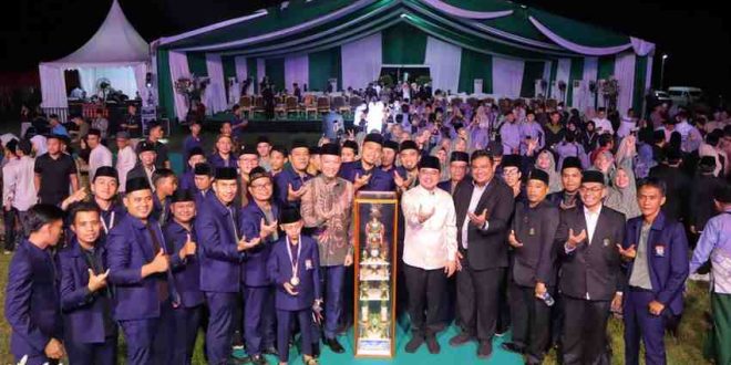 Wawako Palembang, Prima Salam bersama para kafilah yang menjadi juara umum pada STQH Sumsel di PALI, Minggu (27/4/2025) malam. Foto: Kominfo Palembang.