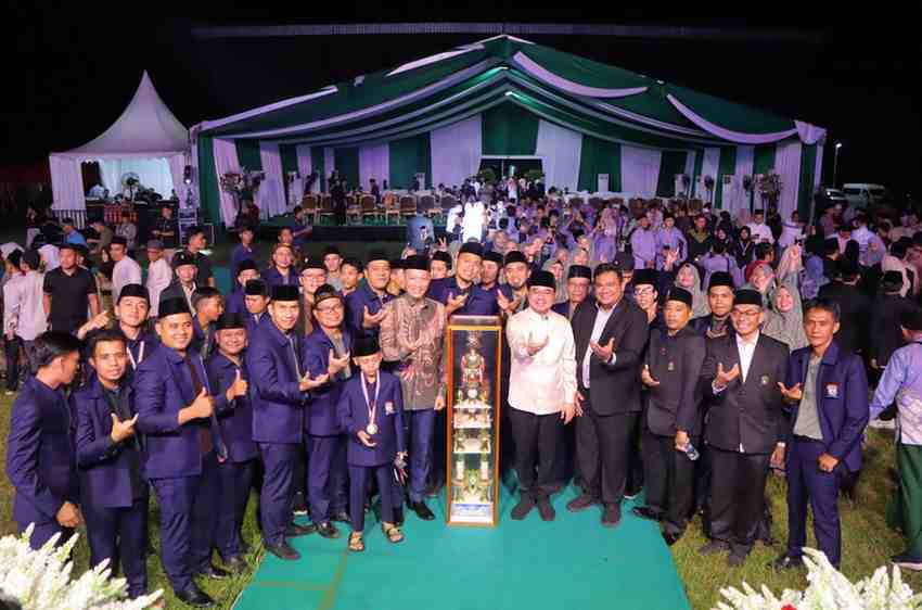 Wawako Palembang, Prima Salam bersama para kafilah yang menjadi juara umum pada STQH Sumsel di PALI, Minggu (27/4/2025) malam. Foto: Kominfo Palembang.