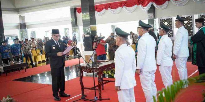 Bupati Muba, HM Toha melantik dan mengambil sumpah jabatan sejumlah Kades dan Plt Kades di Muba, Kamis (17/4//2025). Foto: Kominfo MUba.