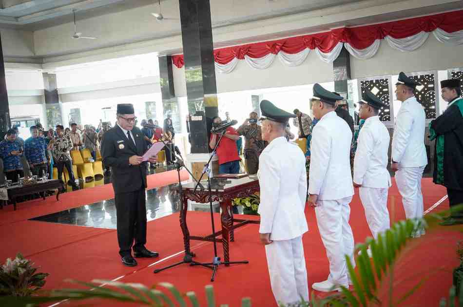 Bupati Muba, HM Toha melantik dan mengambil sumpah jabatan sejumlah Kades dan Plt Kades di Muba, Kamis (17/4//2025). Foto: Kominfo MUba.