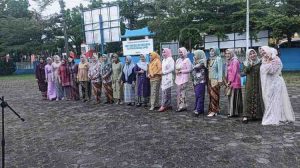 Para pegawai wanita Dinas Pengendalian Penduduk dan Keluarga Berencana (DPPKB) Kabupaten Musi Banyuasin, Senin (21/4/2025) tampil dengan kebaya dalam rangka Hari Kartini. Foto: Kominfo Muba.