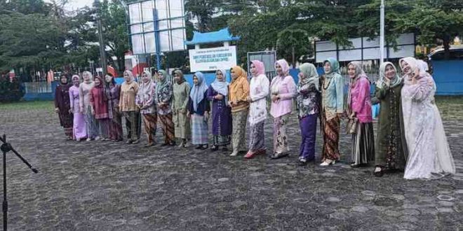 Para pegawai wanita Dinas Pengendalian Penduduk dan Keluarga Berencana (DPPKB) Kabupaten Musi Banyuasin, Senin (21/4/2025) tampil dengan kebaya dalam rangka Hari Kartini. Foto: Kominfo Muba.