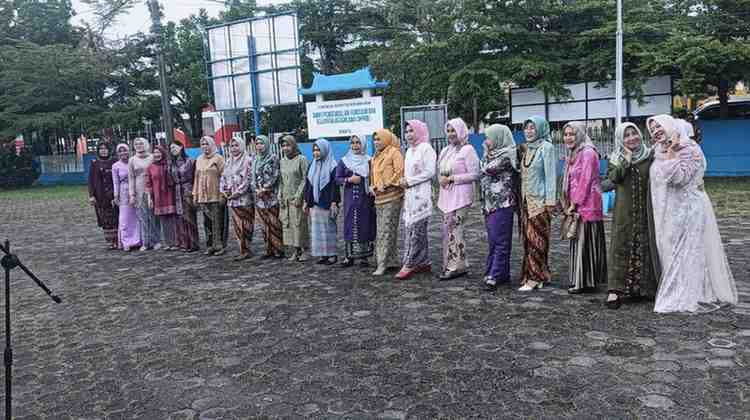 Para pegawai wanita Dinas Pengendalian Penduduk dan Keluarga Berencana (DPPKB) Kabupaten Musi Banyuasin, Senin (21/4/2025) tampil dengan kebaya dalam rangka Hari Kartini. Foto: Kominfo Muba.