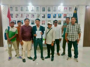 Terlapor Astari Mahendra didampingi kuasa hukumnya Yoga Handika, SH dan saksi Muhibah mendatangi Polda Sumsel, Selalsa (22/4/2025). Foto: Sumselheadline/Ela.