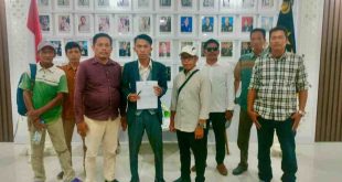 Terlapor Astari Mahendra didampingi kuasa hukumnya Yoga Handika, SH dan saksi Muhibah mendatangi Polda Sumsel, Selalsa (22/4/2025). Foto: Sumselheadline/Ela.