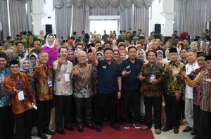 Gubernur Sumsel, Hermen Deru bersama para tokoh yang tergabung dalam Iwari Komering, Jumat (25/4/2025). Foto: Humas Pemprov Sumsel.