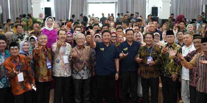 Gubernur Sumsel, Hermen Deru bersama para tokoh yang tergabung dalam Iwari Komering, Jumat (25/4/2025). Foto: Humas Pemprov Sumsel.