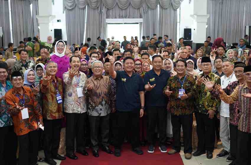 Gubernur Sumsel, Hermen Deru bersama para tokoh yang tergabung dalam Iwari Komering, Jumat (25/4/2025). Foto: Humas Pemprov Sumsel.