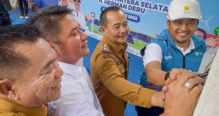 Gubernur Sumsel, Herman Deru bersama Bupati Muba, HM Tohd menandai penyalaan sambungan listrik PT. PLN Persero untuk 5 Desa di Desa Tegalmulyo, Kecamatan Keluang, Kabupaten Musi Banyuasin (Muba), Selasa (15/4/2025) siang. Foto: Humas Pemprov Sumsel.