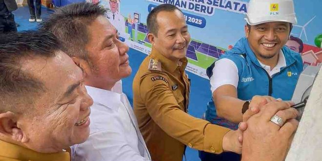 Gubernur Sumsel, Herman Deru bersama Bupati Muba, HM Tohd menandai penyalaan sambungan listrik PT. PLN Persero untuk 5 Desa di Desa Tegalmulyo, Kecamatan Keluang, Kabupaten Musi Banyuasin (Muba), Selasa (15/4/2025) siang. Foto: Humas Pemprov Sumsel.