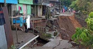 Jalan desa yang berada di pinggir Sungai Musi anjlok ke sungai. AKibatnya, sejumlah rumah warga terancam ikut hanyut terbawa longsor. Foto: IG Rudi Apriadi.