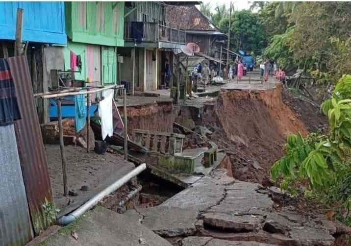 Jalan desa yang berada di pinggir Sungai Musi anjlok ke sungai. AKibatnya, sejumlah rumah warga terancam ikut hanyut terbawa longsor. Foto: IG Rudi Apriadi.
