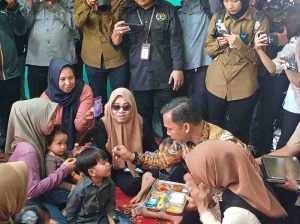 Menteri Kependudukan dan Pembangunan Keluarga Dr. H. Wihaji, S.Ag., M.Pd, saat mengunjungi Posyandu Mawar Merah, Selasa (15/4/2025). Foto: Sumselheadline/Pitria.