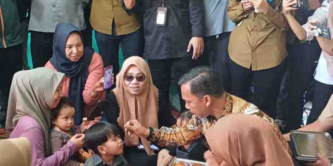 Menteri Kependudukan dan Pembangunan Keluarga Dr. H. Wihaji, S.Ag., M.Pd, saat mengunjungi Posyandu Mawar Merah, Selasa (15/4/2025). Foto: Sumselheadline/Pitria.