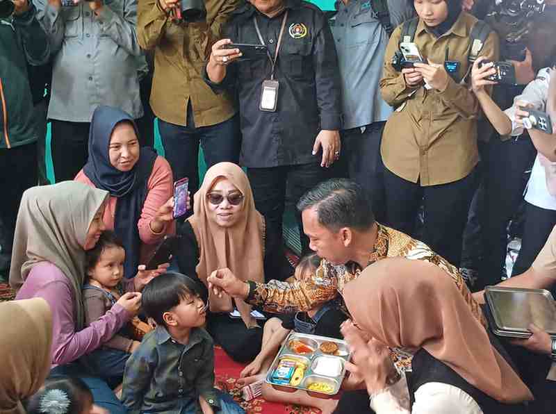 Menteri Kependudukan dan Pembangunan Keluarga Dr. H. Wihaji, S.Ag., M.Pd, saat mengunjungi Posyandu Mawar Merah, Selasa (15/4/2025). Foto: Sumselheadline/Pitria.