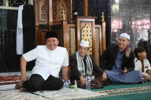 Gubernur Sumatera Selatan, Herman Deru melaksanakan Safari Sholat Jumat di Masjid Raudhatul Jannah di Ario Kemuning, Palembang, Jumat (4/4/2025). Foto: Humas Pemprov Sumsel.