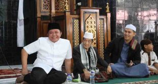 Gubernur Sumatera Selatan, Herman Deru melaksanakan Safari Sholat Jumat di Masjid Raudhatul Jannah di Ario Kemuning, Palembang, Jumat (4/4/2025). Foto: Humas Pemprov Sumsel.