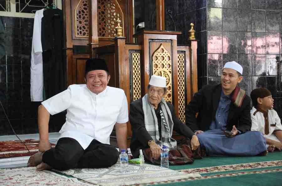Gubernur Sumatera Selatan, Herman Deru melaksanakan Safari Sholat Jumat di Masjid Raudhatul Jannah di Ario Kemuning, Palembang, Jumat (4/4/2025). Foto: Humas Pemprov Sumsel.