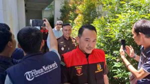 Para penyidik Kejari Lubuklinggau tampak sibuk menggeledah kantor PMI setempat, Kamis (24/4/2025). Foto: Sumselheadline/rya.