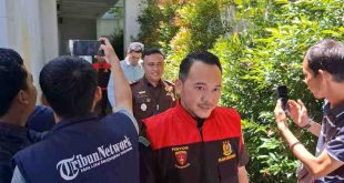Para penyidik Kejari Lubuklinggau tampak sibuk menggeledah kantor PMI setempat, Kamis (24/4/2025). Foto: Sumselheadline/rya.