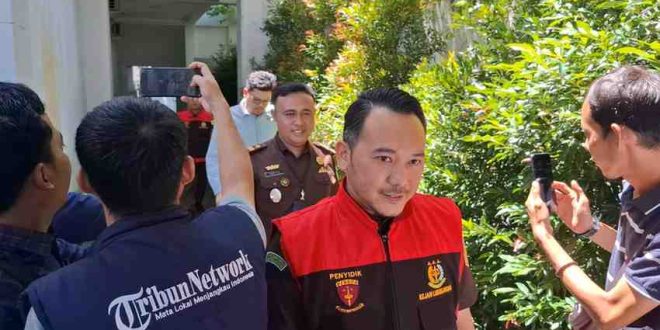 Para penyidik Kejari Lubuklinggau tampak sibuk menggeledah kantor PMI setempat, Kamis (24/4/2025). Foto: Sumselheadline/rya.