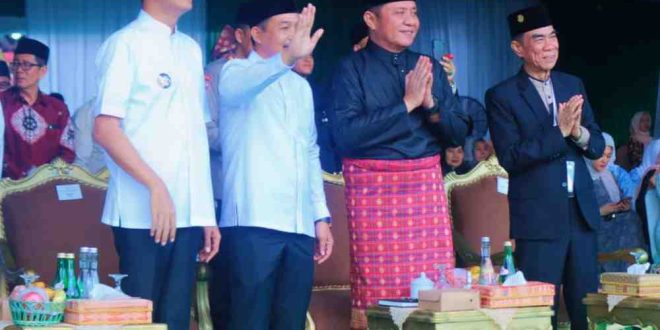 Gubernur Sumsel Herman Deru dan Wabup Muba, Rohman menghadiri pembukaan STQH Sumsel di Talang Ubi, PALI, Selasa (22/4/2025). Foto: Kominfo Muba.