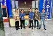Kepala Dinkominfo Muba, Herryandi Sinulingga, menyerahkan data kepada kantor Kominfo Sumsel. Foto: Kominfo Muba.