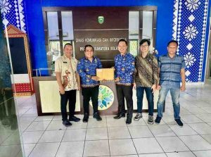 Kepala Dinkominfo Muba, Herryandi Sinulingga, menyerahkan data kepada kantor Kominfo Sumsel. Foto: Kominfo Muba.