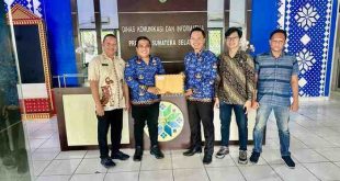 Kepala Dinkominfo Muba, Herryandi Sinulingga, menyerahkan data kepada kantor Kominfo Sumsel. Foto: Kominfo Muba.