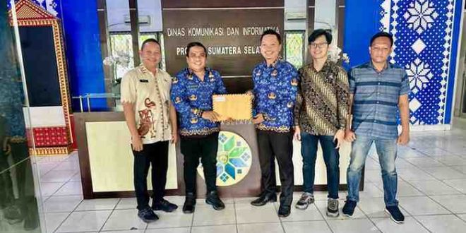 Kepala Dinkominfo Muba, Herryandi Sinulingga, menyerahkan data kepada kantor Kominfo Sumsel. Foto: Kominfo Muba.
