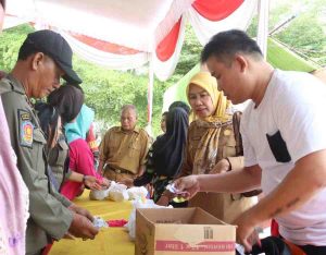 Warga tampak antuisias membeli paket sembako murah di Lawang Wetan, Muba, Selasa (15/4/2025). Foto: Kominfo Muba.