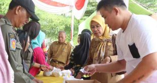Warga tampak antuisias membeli paket sembako murah di Lawang Wetan, Muba, Selasa (15/4/2025). Foto: Kominfo Muba.