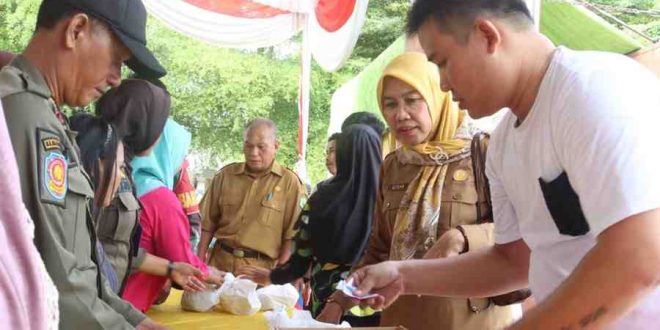 Warga tampak antuisias membeli paket sembako murah di Lawang Wetan, Muba, Selasa (15/4/2025). Foto: Kominfo Muba.
