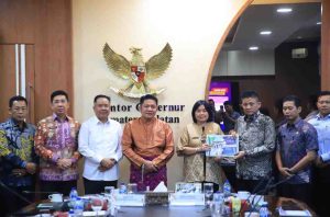 Gubernur Sumatera Selatan (Sumsel) H. Herman Deru didampingi Wakil Gubernur (Wagub) H. Cik Ujang menerima Bupati Ogan Komering Ulu Timur (OKUT) H. Lanosin beserta jajaran dalam rangka bersilaturahmi di Ruang Rapat Gubernur, Kamis (10/4/2025) sore. Foto: Humas Pemprov Sumsel.