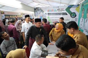 Gubernur Sumsel, Herman Deru meninjau sejumlah stand di bazar HUT Kabupaten PALI, Selasa (22/4/2025). Foto: Humas Pemprov Sumsel.