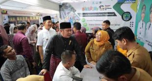 Gubernur Sumsel, Herman Deru meninjau sejumlah stand di bazar HUT Kabupaten PALI, Selasa (22/4/2025). Foto: Humas Pemprov Sumsel.
