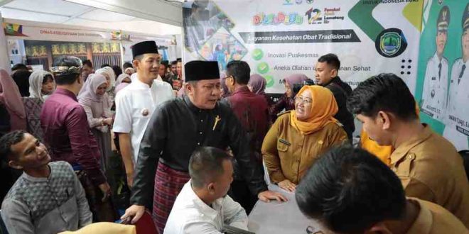 Gubernur Sumsel, Herman Deru meninjau sejumlah stand di bazar HUT Kabupaten PALI, Selasa (22/4/2025). Foto: Humas Pemprov Sumsel.