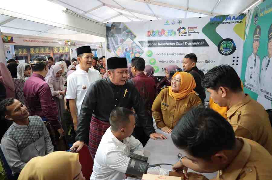Gubernur Sumsel, Herman Deru meninjau sejumlah stand di bazar HUT Kabupaten PALI, Selasa (22/4/2025). Foto: Humas Pemprov Sumsel.