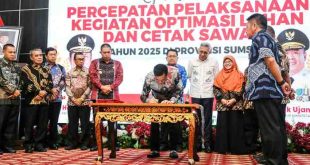 Bupati Muba, HM Toha menandatangani Memorandum of Understanding (MoU) untuk Survei Investigasi Desain (SID) di Griya Agung, Kamis (24/4/2025) malam. Foto: Kominfo Muba.